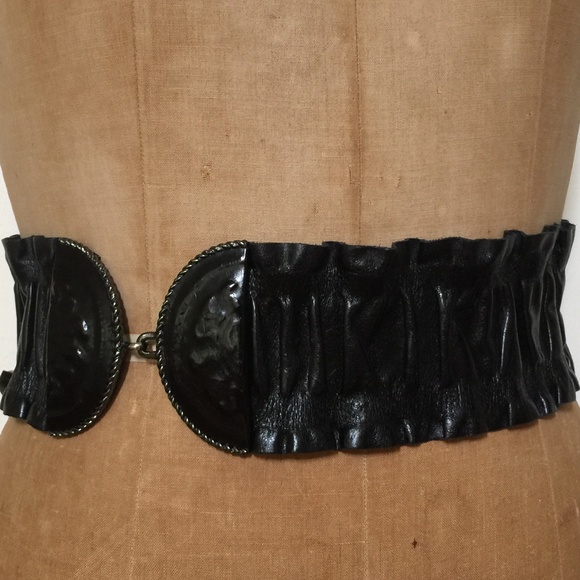 Black ruffled stretch belt with metal hook and loop buckle - Picture 3 of 8